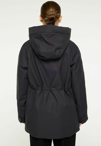 Svart vattentät jacka med huva, åtdragen midja och knäppte ärmslut. Mjuk textur och enkel design, lämplig för avslappnad användning.