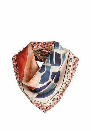 Seidenschal in Orangetönen, Blau und Creme, mit abstrakten Mustern und floralen Akzenten entlang des Randes sowie dekorativem Text.