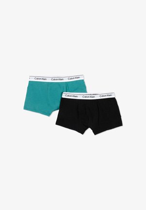 Dwie pary męskich bokserek z białymi gumkami w pasie z logo Calvin Klein, jedna w kolorze turkusowym, druga czarna, pokazane na białym tle.