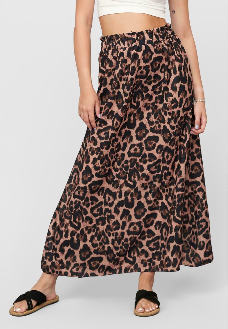 Fustă maxi cu imprimeu de leopard, confecționată dintr-un material ușor, având o talie elastică și o siluetă fluidă. Este disponibilă în nuanțe de maro și negru.