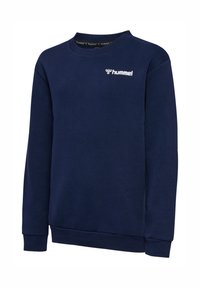 Granatowy sweter z miękkiego materiału, z okrągłym dekoltem i ściągaczami przy rękawach. Logo jest wyświetlane na białym tle w obszarze klatki piersiowej.