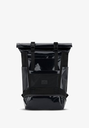 Schwarzer wasserdichter Rolltop-Rucksack mit glänzender Oberfläche, verstellbaren Riemen, Fronttasche und Etikettendetail. Hat eine strukturierte Form.