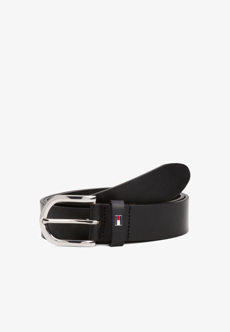 Ceinture en cuir noir roulée avec boucle en métal argenté et petit logo rectangulaire rouge, blanc et bleu sur la boucle de ceinture.