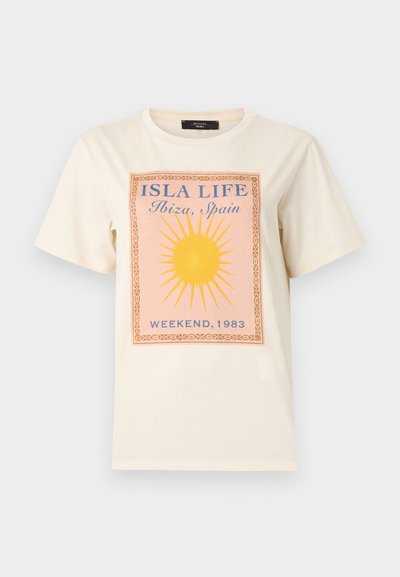 Κρεμ κοντομάνικο μπλουζάκι με κίτρινο γραφικό ήλιο και το κείμενο «ISLA LIFE Ibiza, Spain WEEKEND, 1983» στο κέντρο του μπροστινού μέρους.