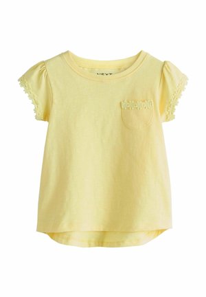 Měkké žluté tričko pro batolata s krátkými nabíranými rukávy a ozdobou z kopretin na rukávech a malou přední kapsou.