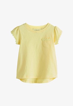 Tricou moale pentru copii mici, galben, cu mâneci scurte bufante și bordură cu margarete pe mâneci și buzunar mic frontal.