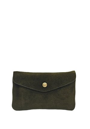 Pochette en daim vert foncé avec un rabat arrondi fixé par un unique bouton pression métallique.