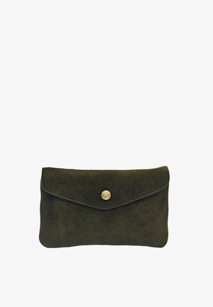 Pochette en daim vert foncé avec un rabat arrondi fixé par un unique bouton pression métallique.