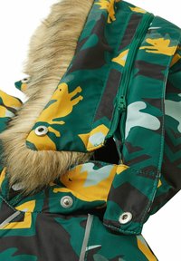 Veste d'hiver verte à motifs avec des motifs d'animaux jaunes, capuche doublée de fourrure, boutons-pression argentés et détail zippé. Tissu texturé avec des formes géométriques.