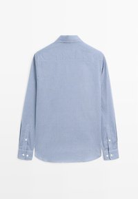 Jasnoniebieska męska koszula z długim rękawem w drobną kratkę, z zapinanymi na guziki mankietami i klasycznym kołnierzem, widziana od tyłu.