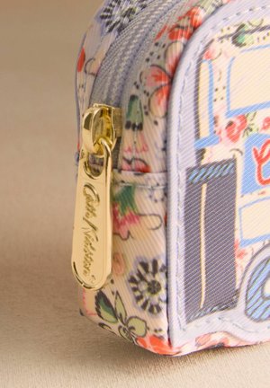 Taštička na zips s kvetinovým vzorom vyrobená z látky, s svetlým pozadím, zlatou kovovou výbavou a našitou značkovou štítkom.