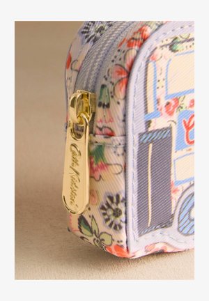 Auduma rāvējslēdzēja somiņa ar ziedu rakstu, gaišu fonu, zelta krāsas furnitūru un izšūtu zīmola birku.