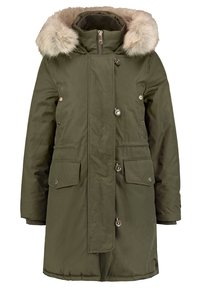 Parka d'hiver longue couleur vert olive avec grande capuche bordée de fourrure, fermeture éclair avant avec boutons, poches à rabat et poignets intérieurs côtelés.