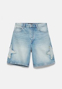 Short en denim bleu clair avec des patchs étoiles effilochés sur les deux jambes, poches avant et passants pour ceinture, présenté sur un fond uni.