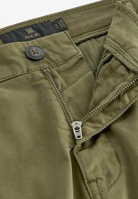 Next SLIM FIT PREMIUM - Chinos tipa bikses - khaki green