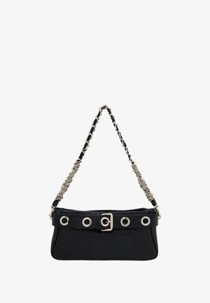 Juodas rankinės, pagamintos iš lygaus odos, su susuktos grandinės rankena, sidabro spalvos detalėmis ir sagtimi su skylutėmis.