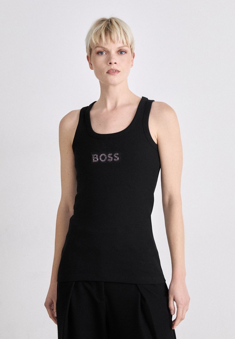Top nero senza maniche in tessuto a costine, con logo "BOSS" in strass sulla parte frontale. Design senza maniche e scollatura tonda.