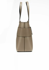Borsa strutturata color taupe con doppi manici neri, texture liscia, design angolare, compartimento centrale e dettagli di cucitura a contrasto.
