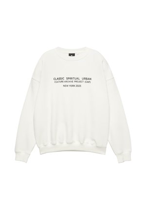 Weißer Rundhalsausschnitt-Pullover mit schwarzem Text "Classic Spiritual Urban Culture Archive Project (CAP) New York 2025" auf der Vorderseite.