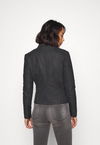 ONLY Petite ONLAVA BIKER - Casaco de pele sintética - black