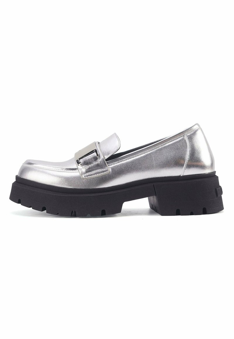 Silberne Metall-Loafers mit einer klobigen schwarzen Außensohle, ausgestattet mit einer rechteckigen Schnallendetail und einer glatten, glänzenden Oberfläche.
