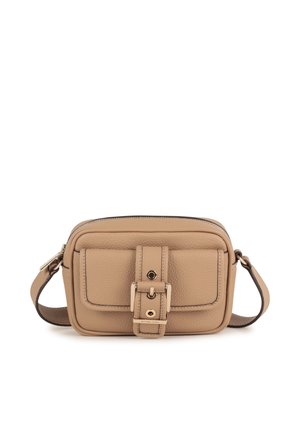 Sac en cuir beige à bandoulière avec une finition texturée, doté d'une fermeture à boucle et de deux poches avant. Bandoulière réglable et accents dorés.