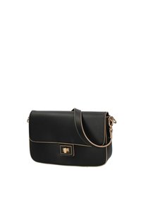 Borsa a mano in pelle nera con una texture liscia, dotata di chiusura a patta, hardware in tonalità oro e tracolla removibile.