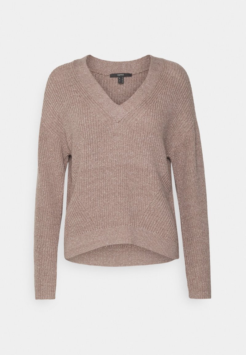 Sweter z dekoltem w serek w jasnym brązie, o luźnym kroju, z długimi rękawami, prążkowanymi krawędziami oraz teksturowanym materiałem z delikatnym połyskiem.