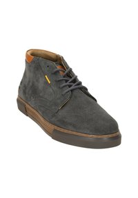 Graue Wildleder-Stiefelette mit runder Zehenpartie und brauner Sohle. Beinhaltet braune Lederakzente und graue Schnürsenkel. Gelbes Detail an der Seite.