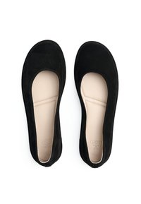 Ballerine in suede nero con punta arrotondata, morbido rivestimento interno e profilo basso. Cuciture laterali visibili vicino alle aperture del tallone e della punta.