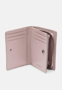 Roze leren portemonnee met meerdere kaarthouders, een ritscompartiment en een drukknopsluiting. Glad oppervlak met minimale branding aan de binnenzijde.