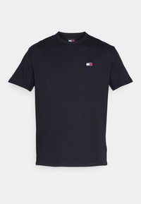 Czarny bawełniany t-shirt z krótkimi rękawami, okrągłym dekoltem i małym logo z czerwonymi, białymi i niebieskimi akcentami na lewej piersi.