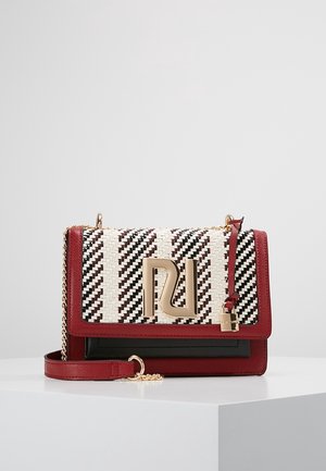 Červená a černá kožená kabelka s pleteným bílým a černým vzorem, zlatými kovovými doplňky a detaily loga. Obsahuje řetízek a popruh pro nošení.