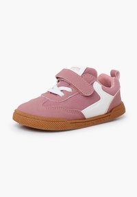 Sneaker rosa con un corpo in rete testurizzata e dettagli bianchi. Presenta lacci bianchi e una fascetta in velcro, con una suola in gomma naturale.