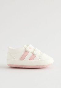 Valge beebitoss roosade triipude ja kahe tarrtrukiga, pehme tallaga, nähtav küljelt tavalise tausta ees.