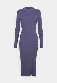 Abito a maglia ribbed viola con maniche lunghe, silhouette aderente e collo alto. Presenta una slit all'orlo per un tocco di dettaglio.