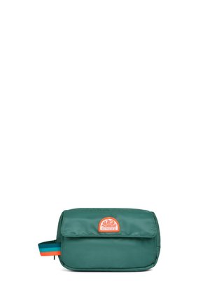 Marsupio in tessuto verde con tasca anteriore con patta e logo Sundek arancione, con tracolla a righe blu e arancioni.