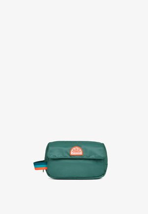 Marsupio in tessuto verde con tasca anteriore con patta e logo Sundek arancione, con tracolla a righe blu e arancioni.