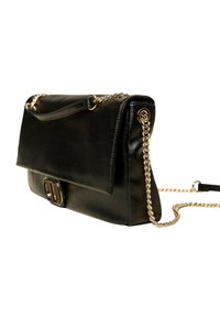 Čierna kožená kabelka obdĺžnikového tvaru so zlatým reťazovým popruhom, zapínaním na klapku a výrazným logom na prednej strane.