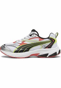 Sneaker mit einem weißen Mesh-Obermaterial, silbernen Akzenten, schwarzen und neongrünen Streifen sowie einer roten Gummisohle. Verfügt über ein gepolstertes, rundes Zehendesign.