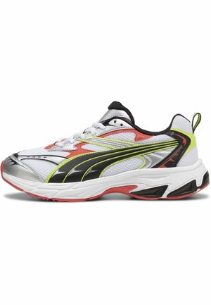 Sneaker mit einem weißen Mesh-Obermaterial, silbernen Akzenten, schwarzen und neongrünen Streifen sowie einer roten Gummisohle. Verfügt über ein gepolstertes, rundes Zehendesign.