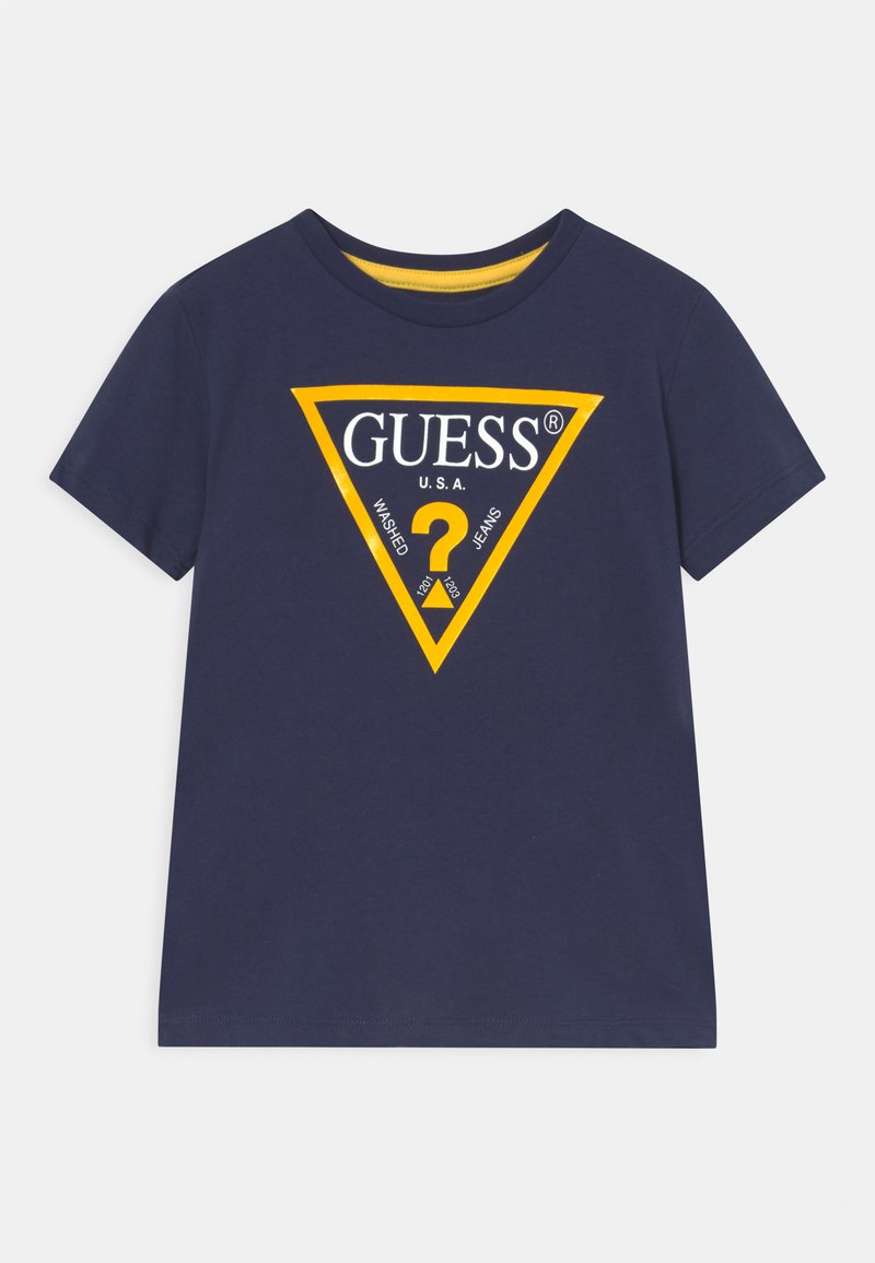 Mørkeblå bomulds t-shirt med et trekantet gult og hvidt logo, der har "GUESS U.S.A." og et spørgsmålstegn i midten. Korte ærmer.
