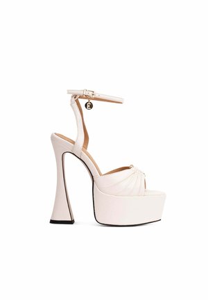 Sandalo platform bianco con tacco alto, cinturino alla caviglia, davanti arricciato e charm dorato sulla fibbia, con tacco svasato.