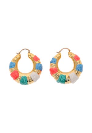 Kultaiset rengaskorvakorut, joissa on teksturoidut moniväriset segmentit korallinpunaisena, sinisenä, vihreänä ja valkoisena, jotka on tasaisesti sijoitettu renkaille.