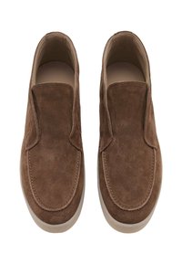 Braune Wildleder Slipper mit glatter Textur, abgerundeter Zehenpartie und minimalen Nähdetails. Die Sohle ist aus hell gefärbtem Gummi.