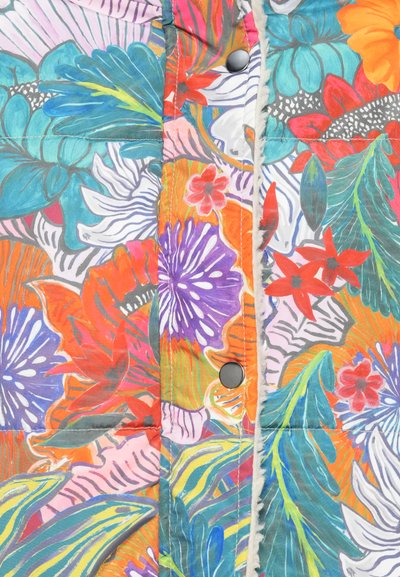 Farverigt mønstret stof med store blomster i pink, orange, lilla og turkis, med en quiltet design og sort trykknaplukning.
