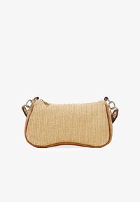 Bolso de paja tejido con forma curveada, color beige y acentos de cuero. Cuenta con cierre de cremallera y asa de cadena metálica desmontable.
