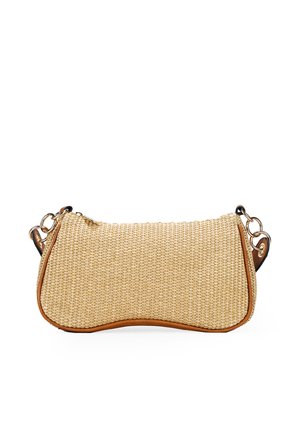 Bolso de paja tejido con forma curveada, color beige y acentos de cuero. Cuenta con cierre de cremallera y asa de cadena metálica desmontable.