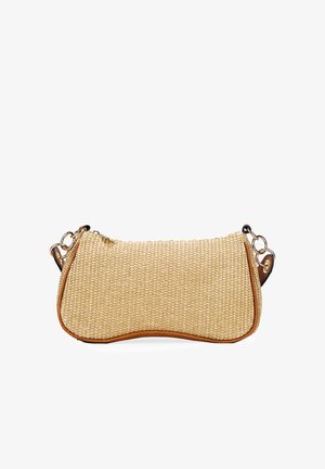 Sac en paille tressée avec une forme courbée, de couleur beige et des accents en cuir. Il dispose d'une fermeture éclair et d'une anse en métal amovible.