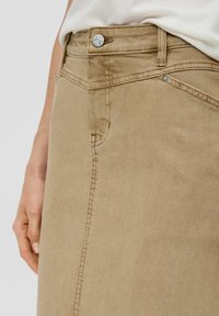s.Oliver MIT WASCH-EFFEKTEN - Kokerrok - sandfarben